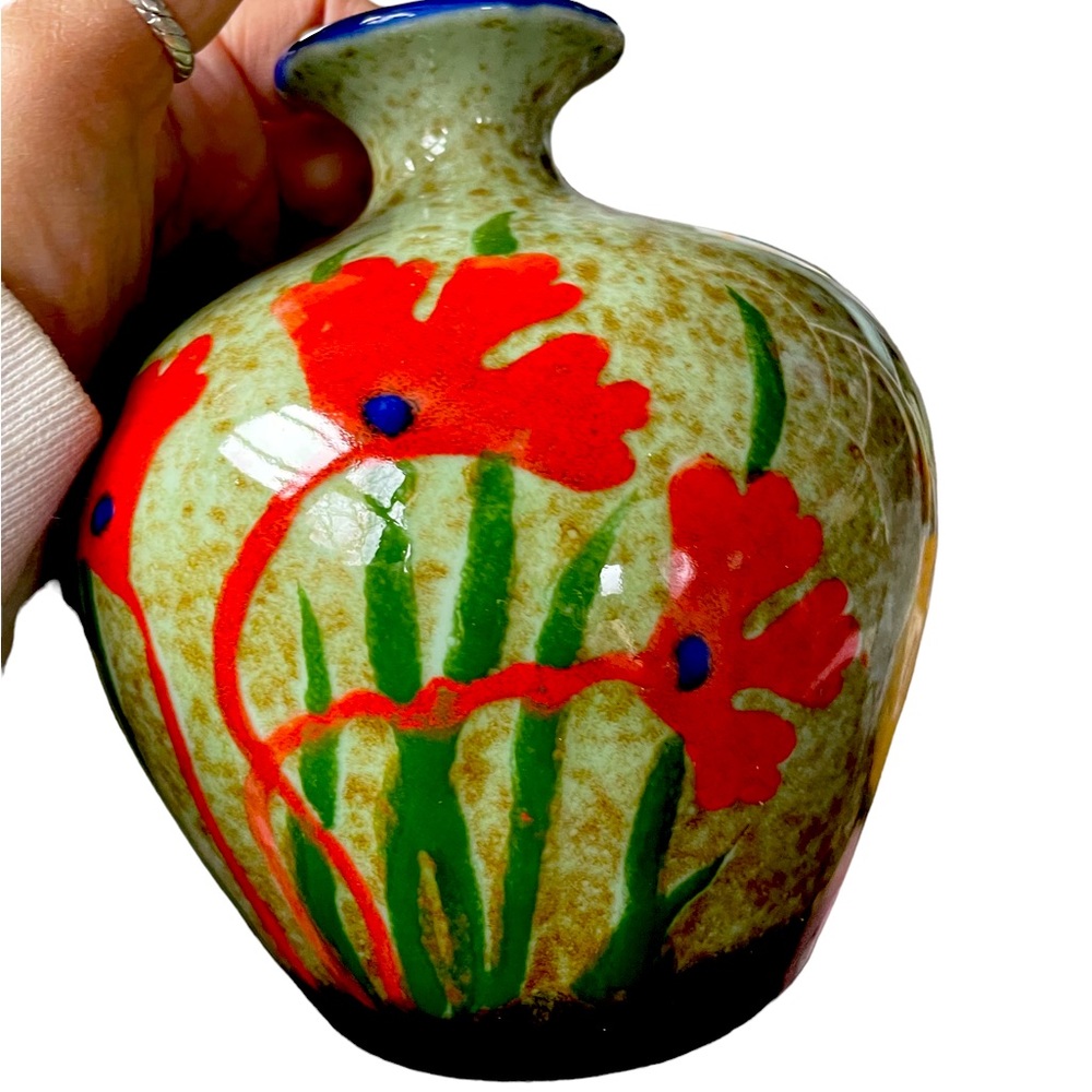 Beautiful poppy vase nicely glazed